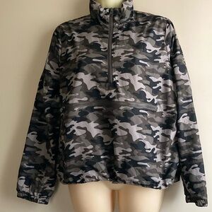 LA Winner Camo Windbreaker Size M light weight.